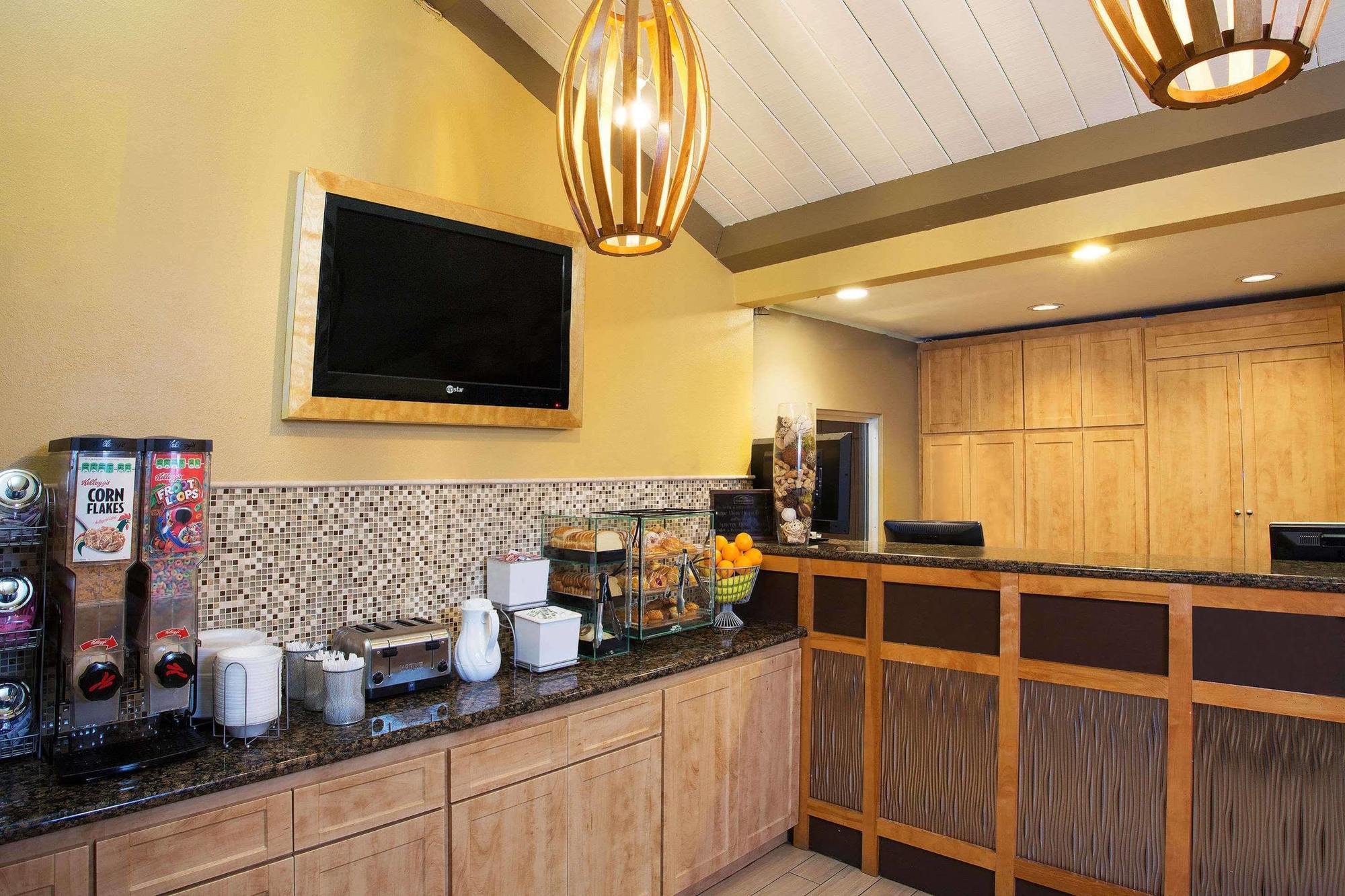 Hotel Howard Johnson By Wyndham National City/san Diego South